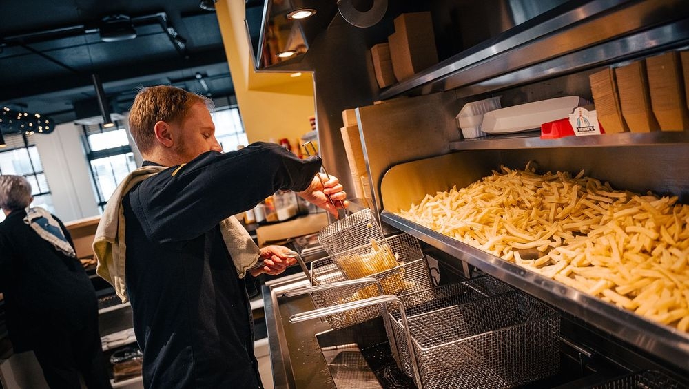 Een modern jasje voor de frituurvetten van Pauwels Sauzen