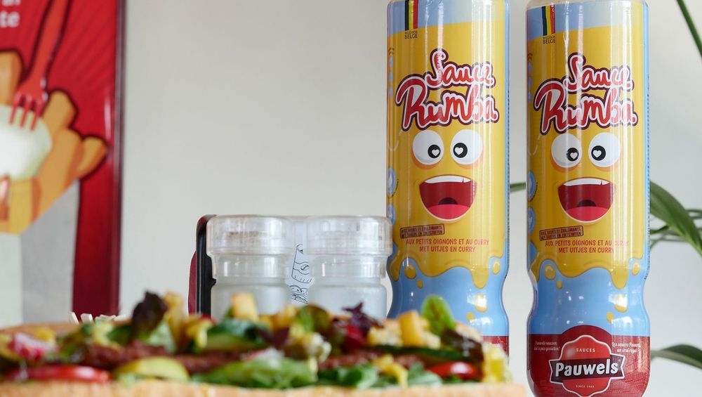 Smoelsaus: zoete snacksaus met uitjes en curry