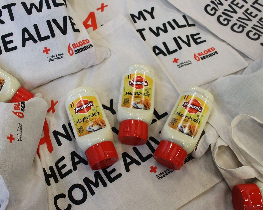 Studenten genieten van Pauwels sauzen tijdens de actie van Bloedserieus