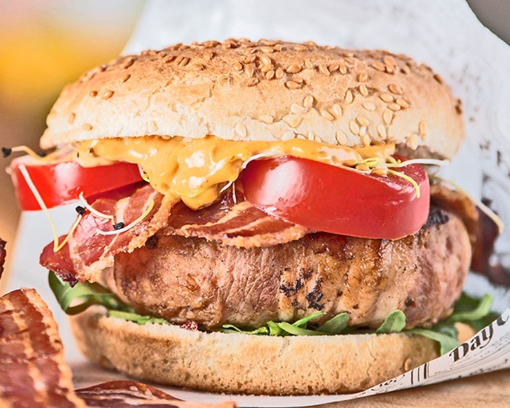 Triple bacon burger met Pauwels Andalouse