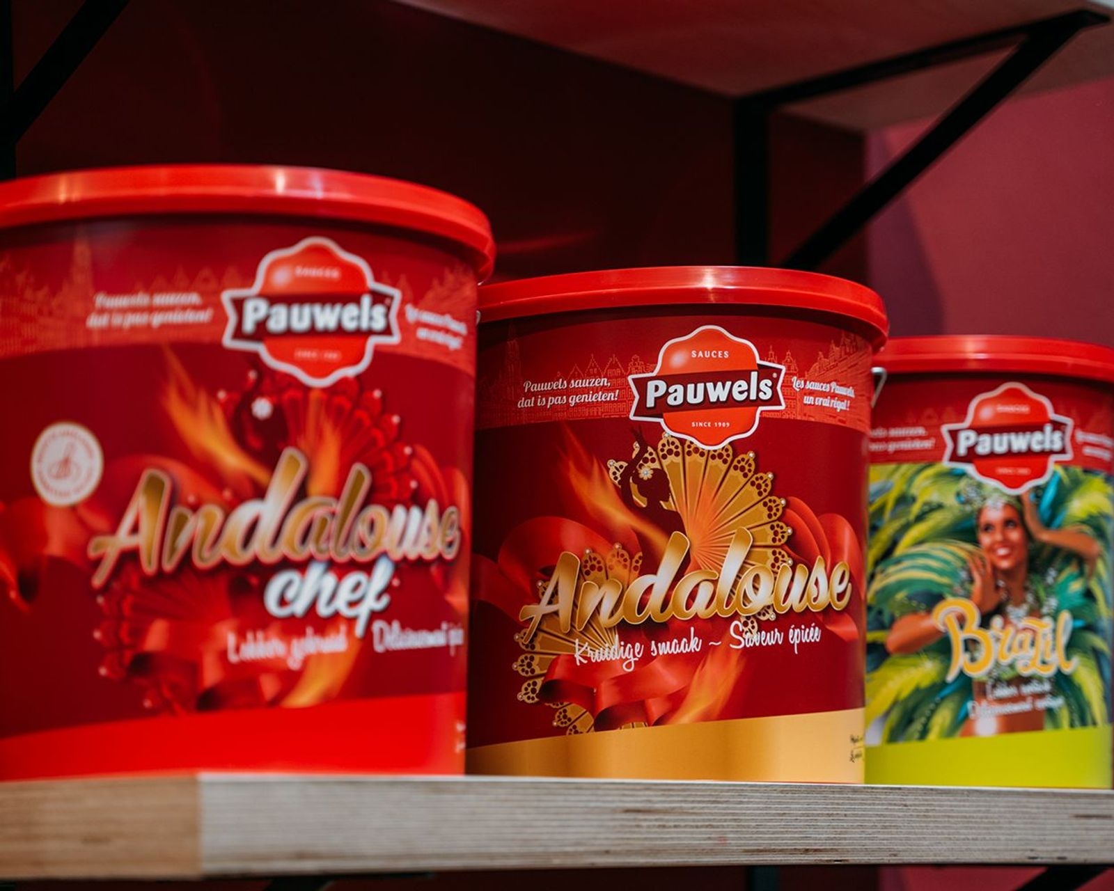 Een modern jasje voor de frituurvetten van Pauwels Sauzen